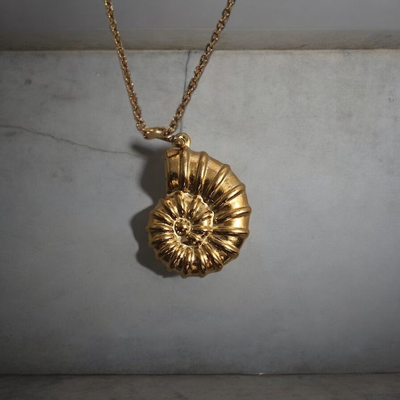Ursula conch necklace outlet