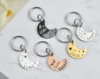 Puede incluir: Cinco llaveros de metal con forma de media luna en acabados negro, plateado, dorado y oro rosa. Cada llavero incluye una anilla y está grabado con un nombre único, incluyendo Millie, Jasper, Luna, Chole y Jack, junto a diseños celestiales o naturales.