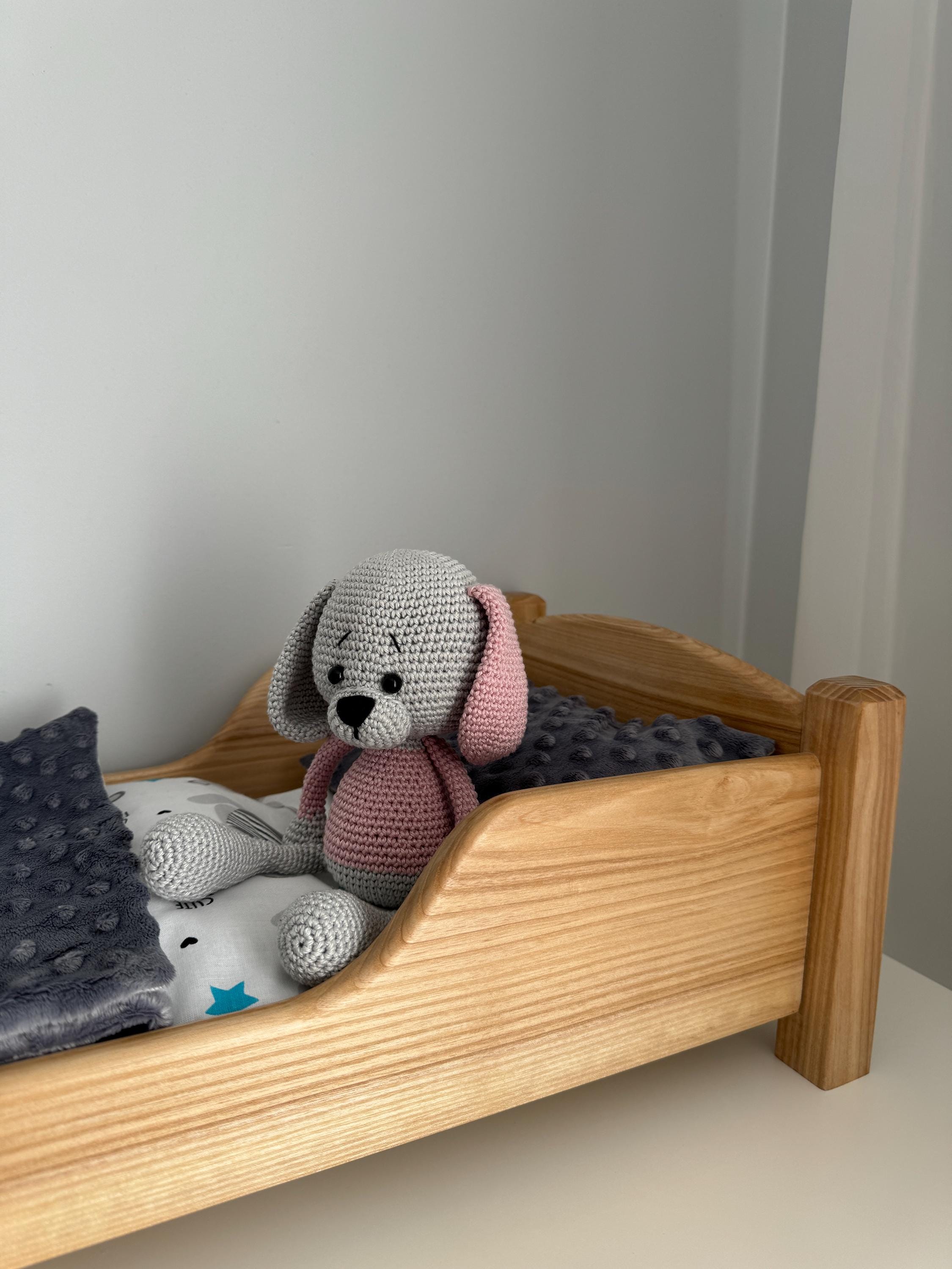 ハンドメイドのアッシュウッドドールベッドと寝具セット（長さ55cm