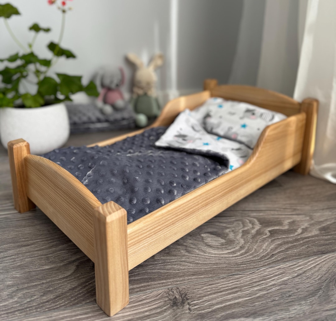 ハンドメイドのアッシュウッドドールベッドと寝具セット（長さ55cm