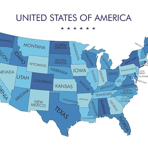 Op de afbeelding: Een kaart van de Verenigde Staten van Amerika in blauw en lichtblauw met de namen van elke staat.