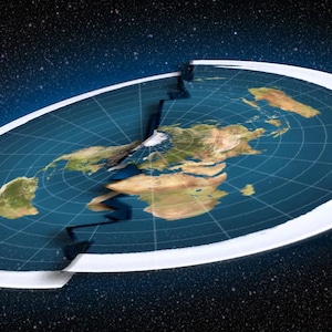 Puede incluir: Ilustración conceptual de un mapa de la Tierra plana, con continentes y una superposición de cuadrícula. El mapa está dividido, revelando un vacío oscuro, sobre un fondo estrellado. Los continentes están representados en tonos verdes y marrones.