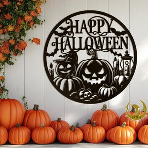 Könnte beinhalten: Ein schwarzes Halloween-Metallschild mit den Worten "HAPPY HALLOWEEN" und einem Design aus Kürbissen, Fledermäusen und Kerzen. Eine Sammlung von orangefarbenen Kürbissen ist vor dem Schild angeordnet.