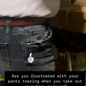 Op de afbeelding: Een close-up van een spijkerbroek met een gat in de zak. De tekst "Ben je gefrustreerd als je broek scheurt wanneer je je meetlint eruit haalt?" wordt weergegeven op de afbeelding.