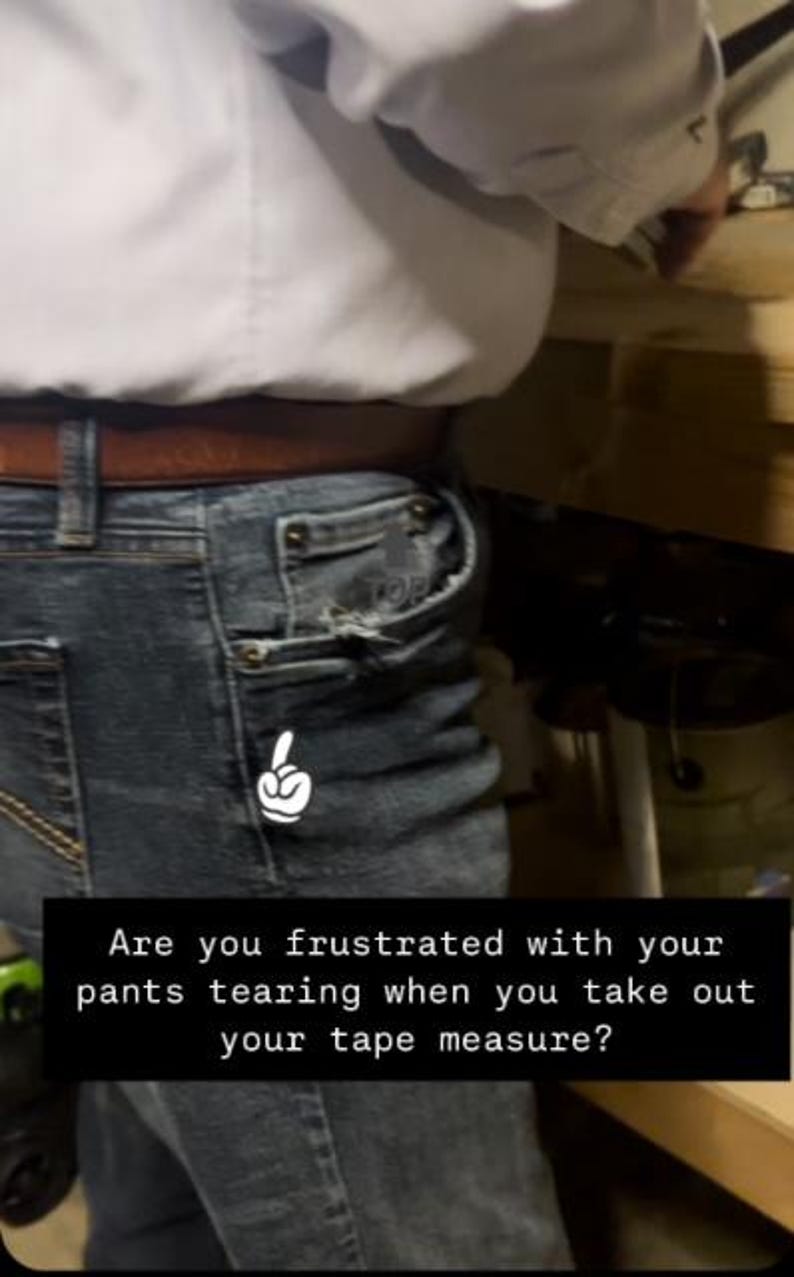 Op de afbeelding: Een close-up van een spijkerbroek met een gat in de zak. De tekst "Ben je gefrustreerd als je broek scheurt wanneer je je meetlint eruit haalt?" wordt weergegeven op de afbeelding.