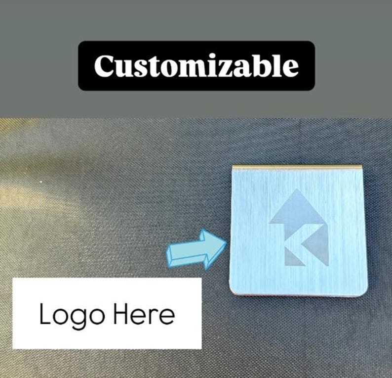 Op de afbeelding: Een zilveren metalen plaquette met een aanpasbaar logogebied. De plaquette heeft een geborstelde afwerking en een verhoogde rand. De tekst "Customizable" is in zwart op een witte achtergrond boven de plaquette gedrukt.