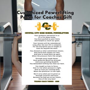 Könnte beinhalten: Ein individuelles Powerlifting-Gedicht als Geschenk für Trainer. Der Text enthält ein Gedicht für einen Trainer von Crystal City High School Powerlifting. Das Gedicht befindet sich auf weißem Hintergrund, mit Hanteln und Gewichthebern im Hintergrund.