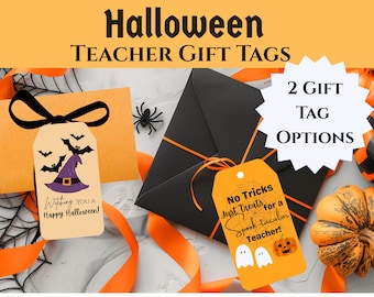 Può includere: Bigliettini regalo di Halloween per insegnanti con due opzioni. Un bigliettino presenta un cappello da strega e pipistrelli, l'altro una zucca e fantasmi. I bigliettini sono su sfondi arancioni e neri con nastri arancioni e un ragno.