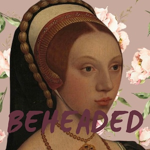 Puede incluir: Una pintura de una mujer con una cubierta de cabeza marrón oscuro y dorada. Lleva un collar de oro con un gran colgante. El texto "BEHEADED" está escrito en morado en la parte inferior de la imagen.