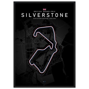 Könnte beinhalten: Gerahmter Druck der Silverstone-Rennstreckenkarte. Die Strecke ist in Weiß, Rot und Blau auf dunklem Hintergrund hervorgehoben. Der Text oben lautet "BRITISH GRAND-PRIX SILVERSTONE NORTHAMPTONSHIRE ENGLAND".