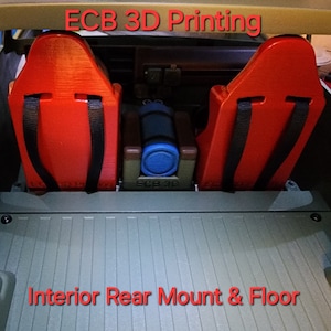 Puede incluir: Una caja de camión de juguete verde con un interior rojo. La caja del camión tiene dos asientos rojos con correas negras y una caja azul y marrón en el medio. El texto "ECB 3D Printing" está en la parte superior de la imagen y "Interior Rear Mount & Floor" está en la parte inferior de la imagen.