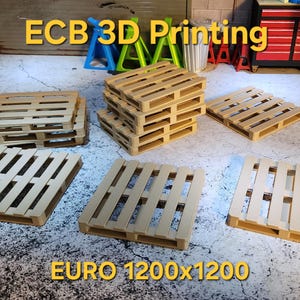 Könnte beinhalten: Mehrere kleine, hellfarbene Holzpaletten, einige gestapelt, andere einzeln angeordnet. Das Bild enthält den Text "ECB 3D Printing" und "EURO 1200x1200". Die Paletten scheinen Miniaturmodelle zu sein.