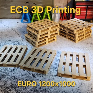 Könnte beinhalten: Mehrere Miniatur-Holzpaletten, einige gestapelt, sind auf einer Betonoberfläche angeordnet. Der Text "ECB 3D Printing" und "EURO 1200x1000" sind sichtbar. Die Paletten sind hellbraun und haben ein gitterartiges Design.