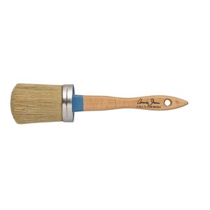 Puede incluir: Un pincel redondo de cerdas naturales con un mango de madera clara. El pincel tiene una virola de metal plateado y una secci&oacute;n azul donde el mango se encuentra con las cerdas. El texto "Annie Sloan" y "6.30 n. 12 PURE BRISTLE" est&aacute;n impresos en el mango.