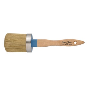 Puede incluir: Un pincel redondo con cerdas naturales, un mango de madera y un acento azul. El pincel tiene una virola de metal y el texto "Annie Sloan" y "L. 30 n. 16 PURE BRISTLE" impreso en el mango.