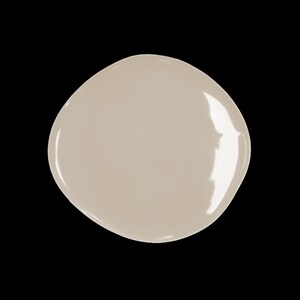 Puede incluir: Una muestra de pintura en forma de l&aacute;grima, de color beige claro y neutro. La pintura tiene un acabado brillante que refleja la luz. El fondo es negro, lo que resalta el color de la pintura.