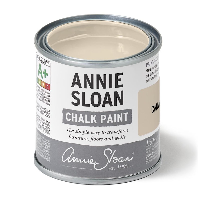 Puede incluir: Una lata de pintura a la tiza Annie Sloan en el color "Canvas". La etiqueta muestra el nombre de la marca y los detalles del producto, con texto que indica que la pintura es para muebles, suelos y paredes. La lata contiene 120 ml de pintura.