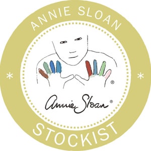 Puede incluir: Logotipo redondo de color verde oliva claro con las palabras "ANNIE SLOAN" y "STOCKIST". El logotipo presenta un dibujo de una persona con huellas de manos coloridas y la firma de Annie Sloan.