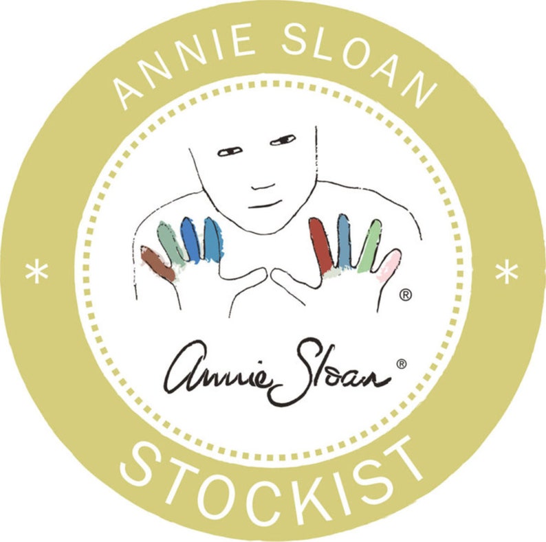Puede incluir: Logotipo redondo de color verde oliva claro con las palabras "ANNIE SLOAN" y "STOCKIST". El logotipo presenta un dibujo de una persona con huellas de manos coloridas y la firma de Annie Sloan.