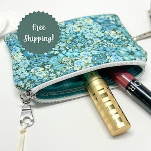 Petite pochette zippée en tissu floral bleu-vert faite main, organisateur de sac à main à imprimé floral, portefeuille minimaliste, porte-monnaie, pochette plate avec fermeture éclair