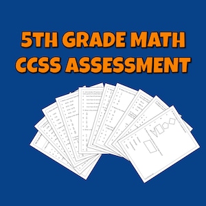 Könnte beinhalten: Ein Stapel weißer 5th Grade Math CCSS Assessment Arbeitsblätter mit Multiple-Choice-Fragen. Die Arbeitsblätter sind vor einem blauen Hintergrund aufgefächert. Der Titel "5TH GRADE MATH CCSS ASSESSMENT" ist in orangefarbenen Blockbuchstaben.