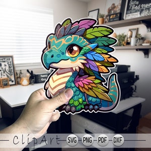 Könnte beinhalten: Ein farbenfroher Cartoon-Drache mit grünen, blauen, gelben und orangefarbenen Schuppen und Federn. Der Drache hat große, runde Augen und einen freundlichen Ausdruck.