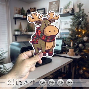 チェック柄のスカーフを巻いた愛らしいムースの SVG グラフィック、Cricut シルエット用のクリスマス ムースのカット ファイル、チェック柄のクリスマスの森の生き物