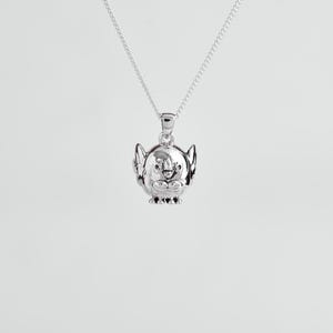 Puede incluir: Un collar de tono plateado pulido con un pequeño colgante tridimensional en forma de búho estilizado con ojos grandes, un pico pequeño y alas redondeadas, suspendido de una delicada cadena de eslabones a juego en tono plateado.