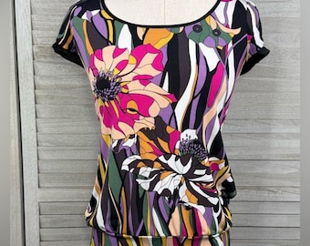 RAMPAGE Y2K Top con lazo en la espalda y diseño grunge de hada con flores multicolores, pequeño