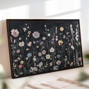 Könnte beinhalten: Ein gerahmter Leinwanddruck mit schwarzem Hintergrund und einer Vielzahl von bunten gepressten Blumen, die vertikal angeordnet sind. Die Blumen sind in den Farben Rosa, Weiß, Gelb und Blau gehalten.