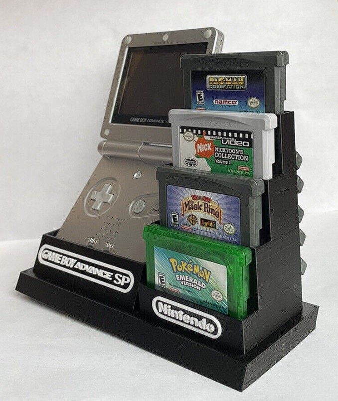 Plusieurs consoles Game Boy et 18 présentoirs/supports de jeux