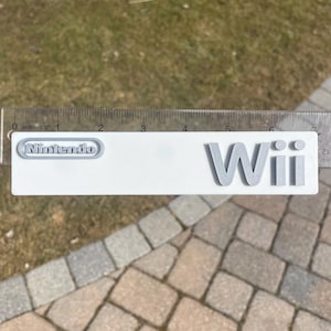 壁掛けディスプレイ、棚ディスプレイ、冷蔵庫マグネット用の Wii ロゴ サイン - マグネット、スタンド 4 個、両面テープ付き