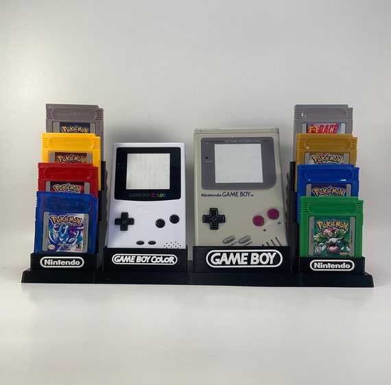 Plusieurs consoles Game Boy et 18 écrans/supports de jeu