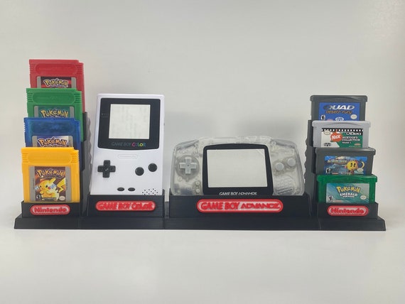 Plusieurs consoles Game Boy et 18 présentoirs/supports de jeux