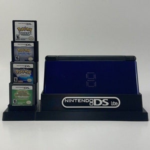 Nintendo DS Lite および 12 ゲームカートリッジ ディスプレイ/スタンド/ホルダー - ディスプレイのみ (色は無料でカスタマイズ可能)