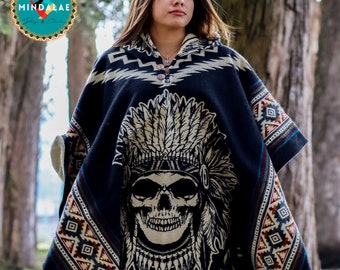 Indianer Schädel Alpaka Poncho, handgefertigt von indigenen Händen. Weich und warm mit Kapuze. Einheitsgröße und Unisex.