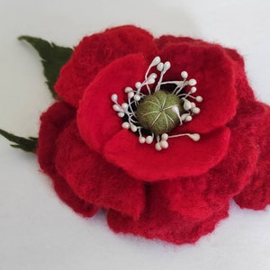 Red poppy felt brooch, Felted brooch, Wool accessory, Gift for mother from daughter, Jewelry poppy, Poppy flower brooch, wedding flowers