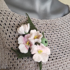 Apple blossoms brooch Jewlery Brooch, Apple, Wool accessory,Brooch apple,Brooch flower,Flower spring brooch,Spring brooch,Flower brooch gift