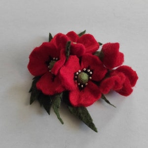Red poppy felt brooch, Felted red  flowers, Gift for mother from daughter, Jewelry poppy, Red flower brooch, wedding flower, flower collar