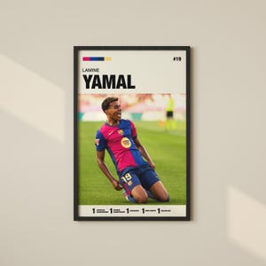 Puede incluir: Un jugador de fútbol vistiendo una camiseta roja y azul con el número 19. El jugador está celebrando un gol con los brazos en alto. La camiseta tiene el nombre "LAMINE YAMAL" en la espalda. La imagen es un póster con el número 19 en la esquina superior derecha.