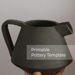 Peut inclure: Modèle de poterie imprimable pour un pichet en céramique gris foncé avec un bec large et une anse.