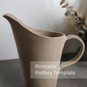 Puede incluir: Una jarra de cerámica beige con un pico curvo y un asa. La jarra tiene una superficie texturizada y el texto "Printable Pottery Template" se muestra en la parte delantera.