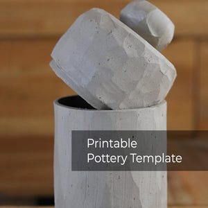 Peut inclure: Trois pièces de poterie grises claires, dont un cylindre, un bol et un petit objet arrondi. Le texte "Printable Pottery Template" est affiché sur un rectangle gris foncé. Les pièces semblent inachevées.