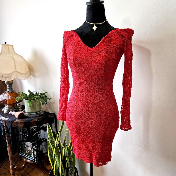 vintage red dress 90s Oscar De La Renta Mini Size M Finishing off the look is a fitted waistline pleated skirt Zapaka Women Black Red Bridesmaid