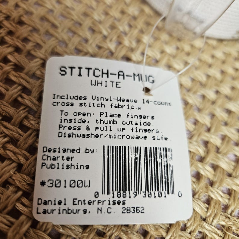 Pu&ograve; includere: Kit di cucito Stitch-A-Mug bianco con istruzioni per realizzare una tazza. Include tessuto per punto croce in vinile tessuto a 14 punti. Progettato da Charter Publishing. #301000 0 18819 30101 0 Daniel Enterprises Laurinburg, N.C. 28352