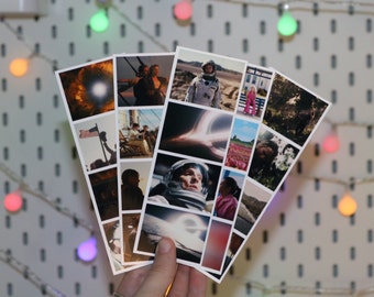 Könnte beinhalten: Eine Collage aus Fotos, die auf Papier gedruckt sind und Bilder von Weltraum, Natur und Menschen zeigen. Die Fotos sind in einem Raster angeordnet und werden in einer Hand gehalten.
