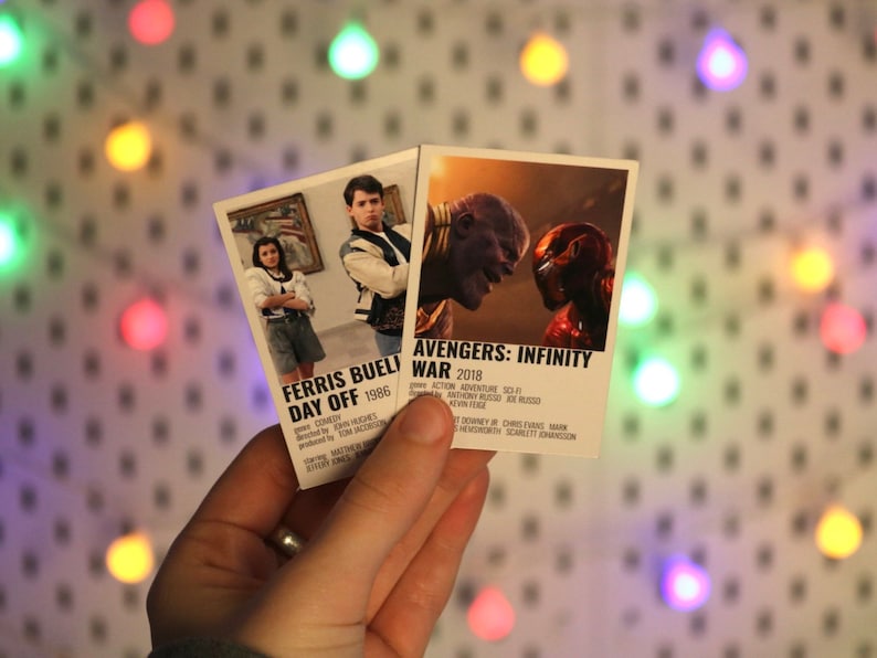 Pu&ograve; includere: Due carte di poster di film, una per il film "Ferris Bueller's Day Off" e l'altra per "Avengers: Infinity War".