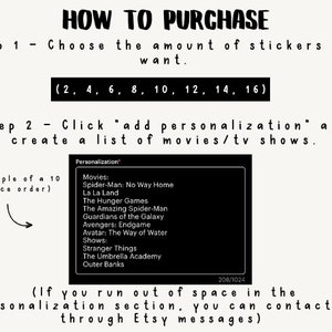 Pu&ograve; includere: Un'immagine in bianco e nero con istruzioni su come acquistare adesivi. Le istruzioni includono la scelta del numero di adesivi che desideri, facendo clic su "aggiungi personalizzazione" e creando un elenco di film o programmi TV. L'immagine include un esempio di un ordine di 10 pezzi con un elenco di film e programmi TV.