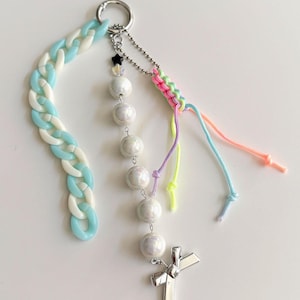 Llavero de cadena gruesa en tonos pastel Y2K con cuentas de vidrio y dije de lazo plateado / Trucos de paracord / Regalo de llavero retro estético