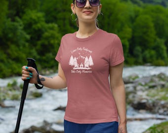 Lassen Sie nur Fußabdrücke Shirt Abenteuer erwartet Tee Wanderlust Erforschen Sie mehr Tee Wanderer Reisegeschenk Camping Shirt Wilderness Berge Tee